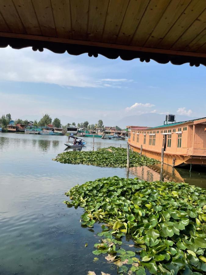 Floating Young Gulshan Houseboat Сринагар Экстерьер фото