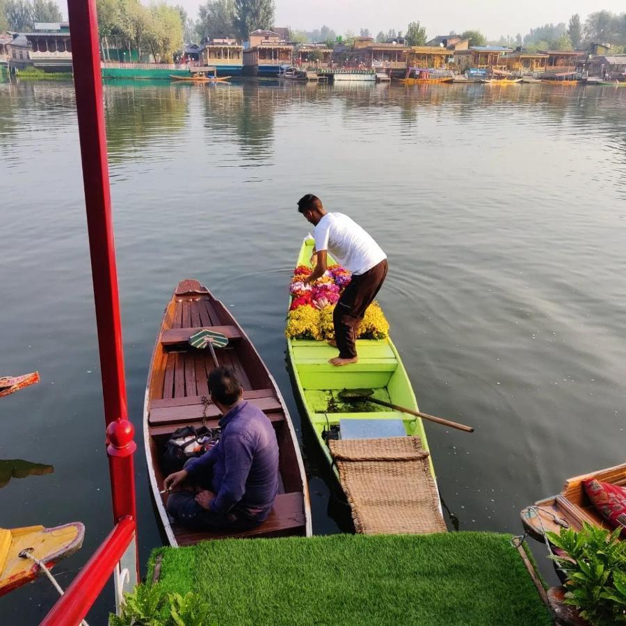 Floating Young Gulshan Houseboat Сринагар Экстерьер фото